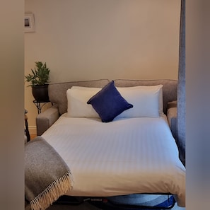 Deluxe House, 1 Bedroom, Balcony, Courtyard View | Living area