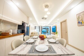 Dining - 芭提雅市中心/豪装独栋泳池别墅/4房5卫/临近中天海滩/现代轻奢/交通便利/步行街/度假首选/大空间 (Pattaya City)