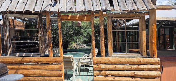 Outdoor dining - Creekside Comfort: King & Queen Beds, Kitchenette at the Cedaredge Lodge (Cedaredge)
