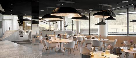 Un restaurante moderno con suelo de mármol, sillas blancas e iluminación colgante.