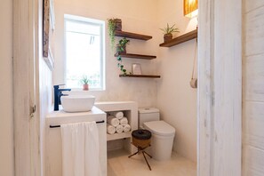 Dusche, Haartrockner, Bidet, Handtücher