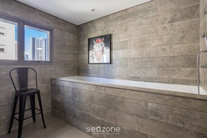 Basic Apartment | Bathroom - Studio w/ Balcony and 290m From the Subway Oln1702 (São Paulo)