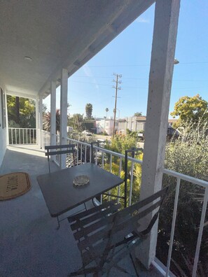 Property grounds - The Writer’s View-Private Top Floor Bright N Cozy Fully Equipped- Sleeps 1-2 (Los Angeles)