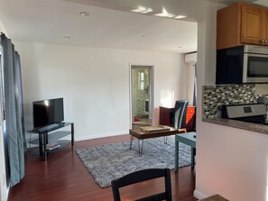 Interior - The Writer’s View-Private Top Floor Bright N Cozy Fully Equipped- Sleeps 1-2 (Los Angeles)