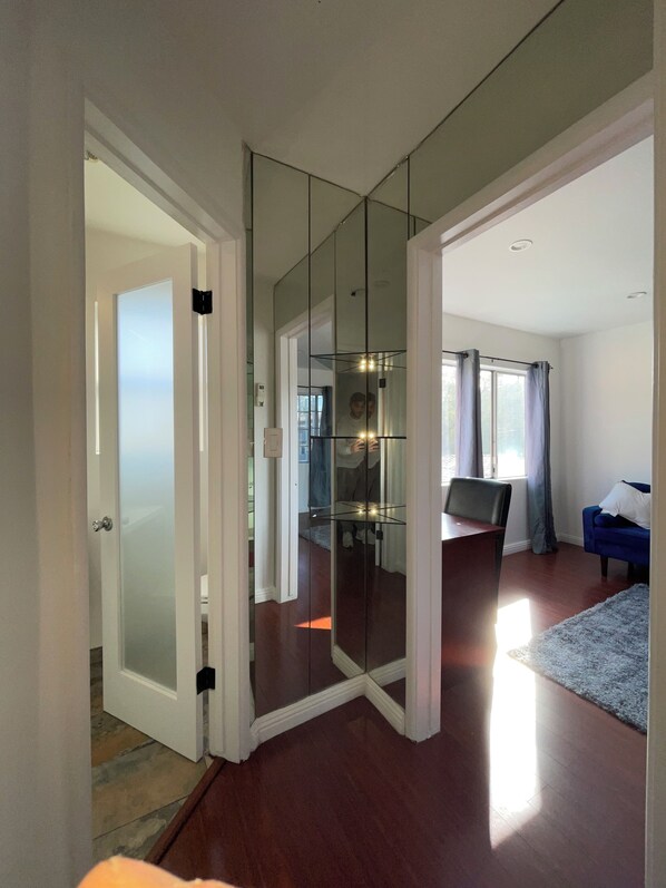 Interior - The Writer’s View-Private Top Floor Bright N Cozy Fully Equipped- Sleeps 1-2 (Los Angeles)