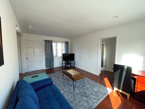 Smart TV - The Writer’s View-Private Top Floor Bright N Cozy Fully Equipped- Sleeps 1-2 (Los Angeles)