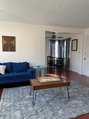 Smart TV - The Writer’s View-Private Top Floor Bright N Cozy Fully Equipped- Sleeps 1-2 (Los Angeles)