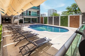 Una piscina al aire libre