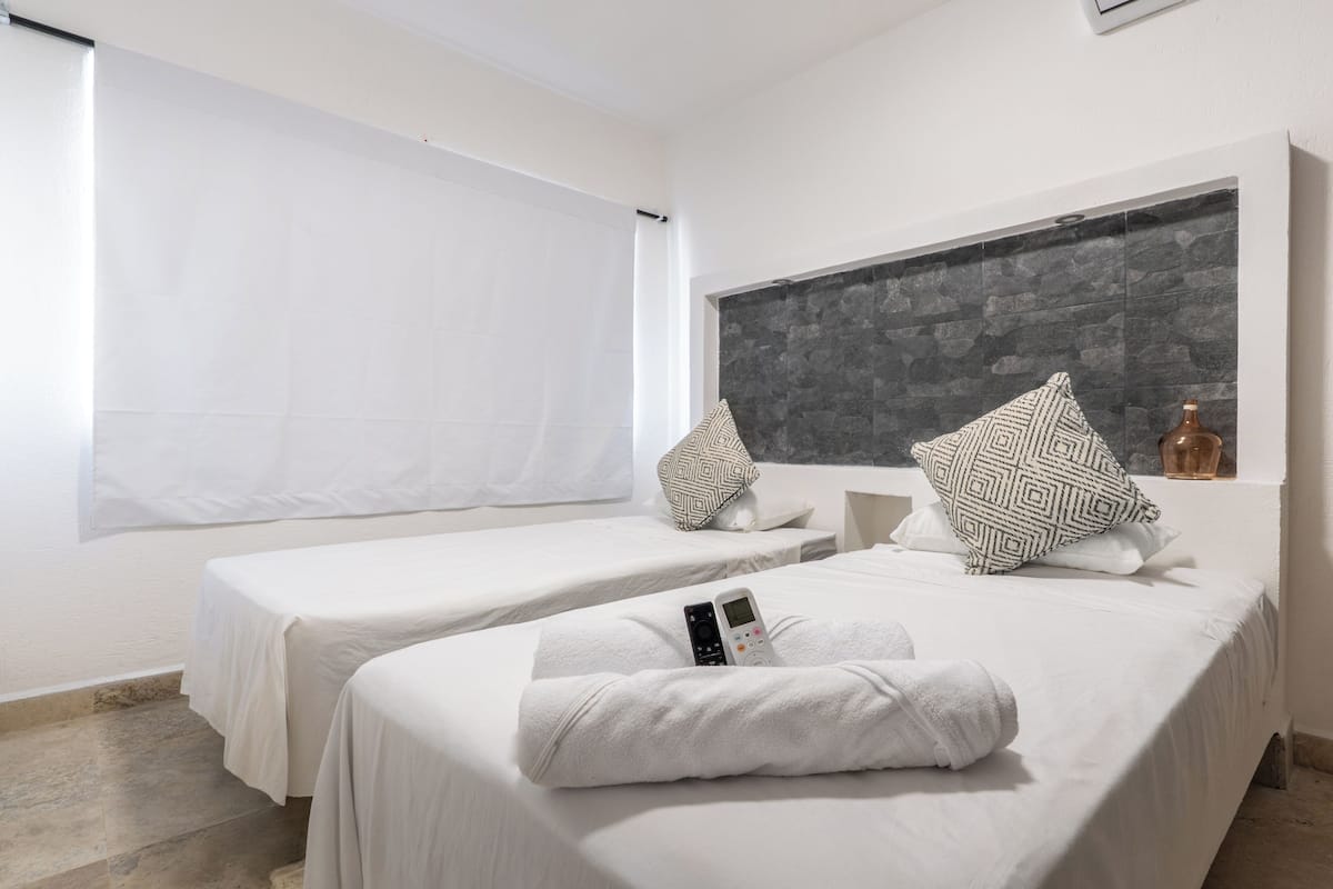 Twin Room (Shared Bathroom) | WiFi (free)