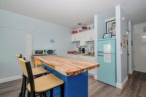 冷蔵庫、電子レンジ、コーヒー / ティーメーカー、調理器具と食器