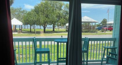 Tranquil condo 129 with AC in charming Cedar Key