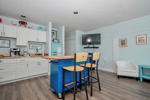 Kühlschrank, Mikrowelle, Wasserkocher mit Kaffee-/Teezubehör