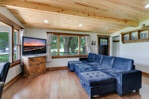 TV connectée, cheminée, livres