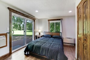 3 bedrooms, desk, iron/ironing board, travel cot - Magical Lake Home on Acreage + Adventures on Howard- Just West of Minneapolis (Howard Lake)