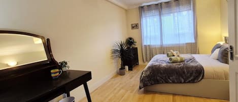 1 dormitori, planxa i posts de planxar, Internet i roba de llit