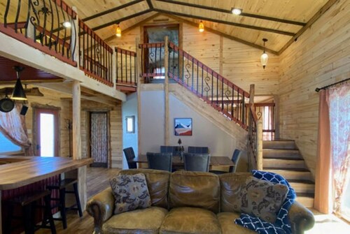  Two Story Cabin. 2 Bedrooms, with Loft and Full Kitchen. 2 Balconies, Sleeps 8