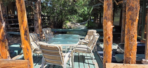  Two Story Cabin. 2 Bedrooms, with Loft and Full Kitchen. 2 Balconies, Sleeps 8