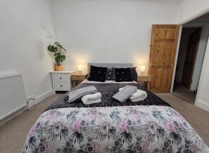 2 bedrooms, iron/ironing board, internet, bed sheets