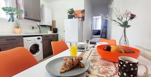 Modern & Spacious  London Flat - 5 Mins from tube