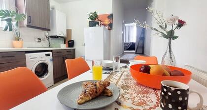 Modern & Spacious London Flat - 5 Mins from tube