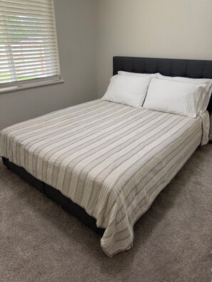 3 habitaciones, tabla de planchar con plancha, wifi y ropa de cama 