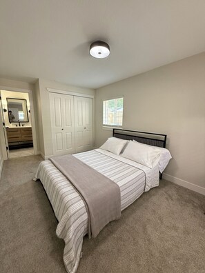 3 chambres, fer et planche à repasser, Wi-Fi, draps fournis