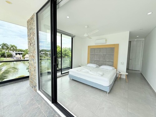 Luxury Lakefront Villa in Girardot, Colombia - Pool, BBQ & Private Cinema