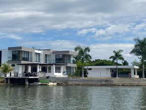 Exterior - Luxury Lakefront Villa in Girardot, Colombia - Pool, BBQ & Private Cinema (Girardot)
