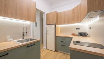 Jääkaappi, uuni, liesi, kahvin-/teenkeitin