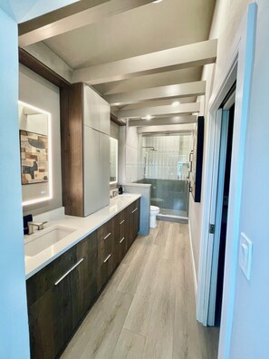 Douche, sèche-cheveux, serviettes fournies, savon