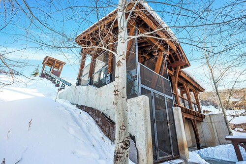 Steps to Park City Mtn Lift, Pool + Hot Tub, Dog Friendly, Walk to Cafe