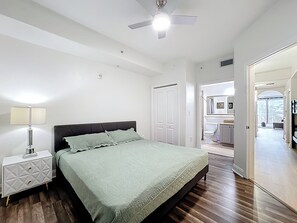 1 bedroom, iron/ironing board, WiFi, bed sheets - Cozy Lakefront Condo 1 mile away from Disney in Beautiful Orlando (Orlando)