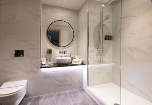 Shower, designer toiletries, hair dryer, bathrobes - voco The Club – Dublin Gateway by IHG (Johnstown)