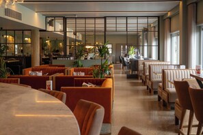 Bar (on property) - voco The Club – Dublin Gateway by IHG (Johnstown)