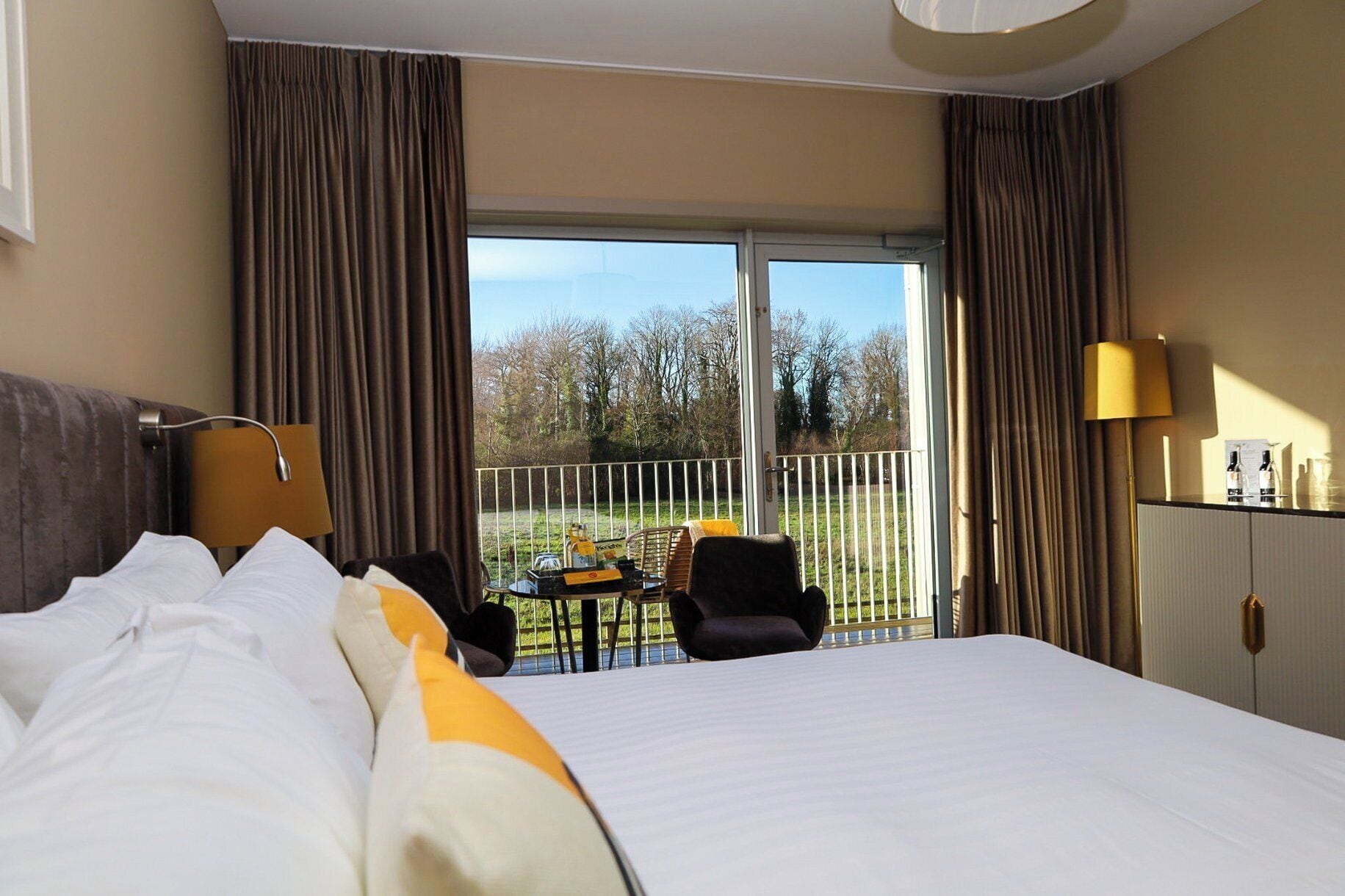 Rom – standard, 1 kingsize-seng, tilgjengelighetstilpasset, balkong (Paddock View) | Safe på rommet, blendingsgardiner, wi-fi (inkludert) og sengetøy