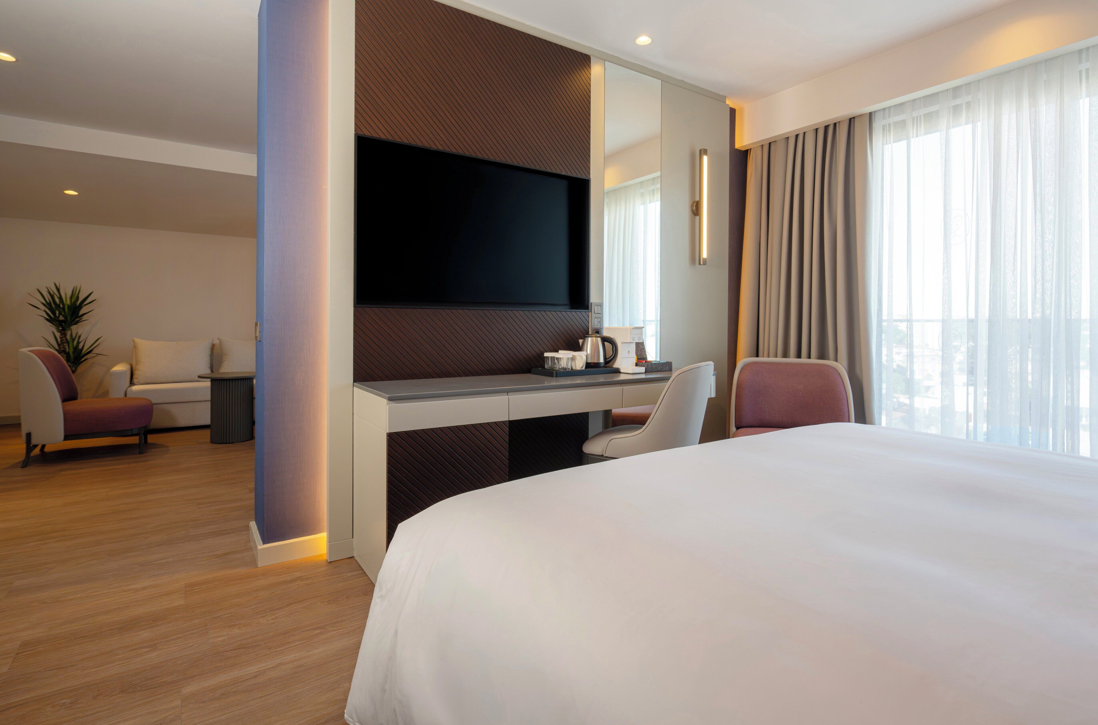 Deluxe-Suite, 1 Schlafzimmer | Minibar, Zimmersafe, Schreibtisch, Verdunkelungsvorhänge
