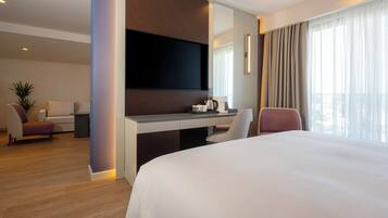 Deluxe-Suite, 1 Schlafzimmer | Minibar, Zimmersafe, Schreibtisch, Verdunkelungsvorhänge