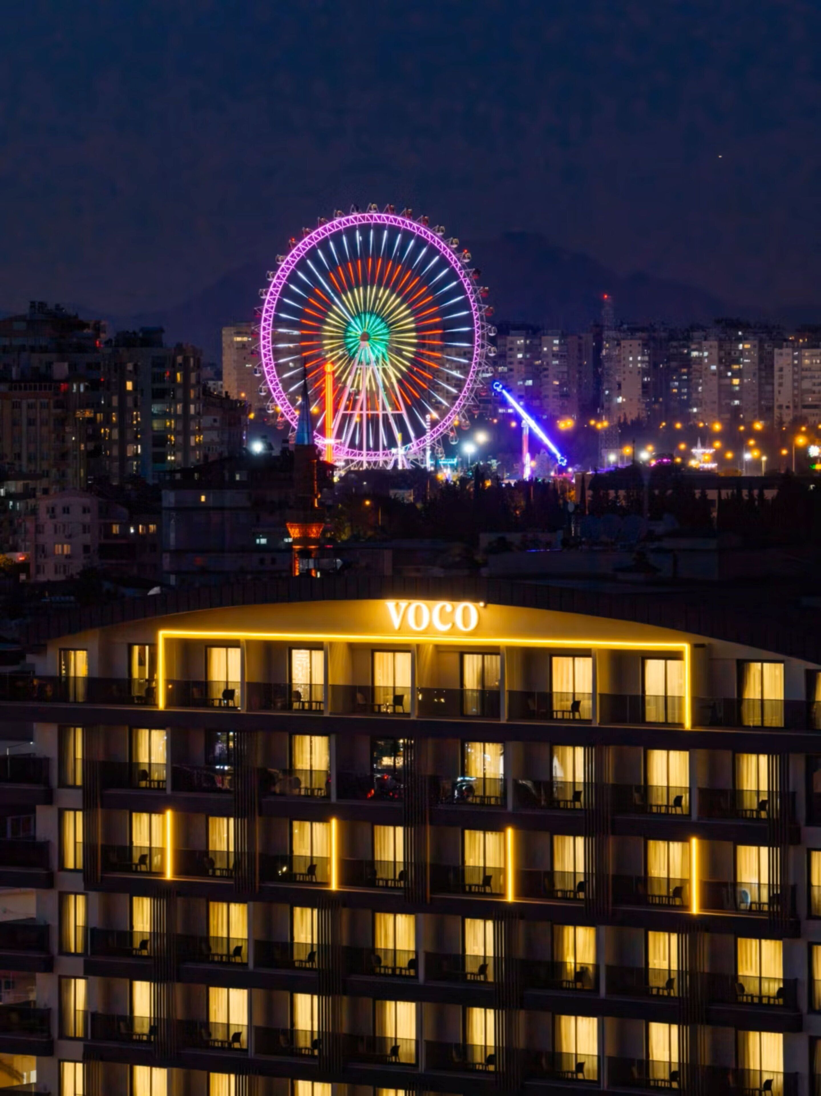 Un immeuble doté de balcons et d’une enseigne sur laquelle on peut lire « VOCO ».