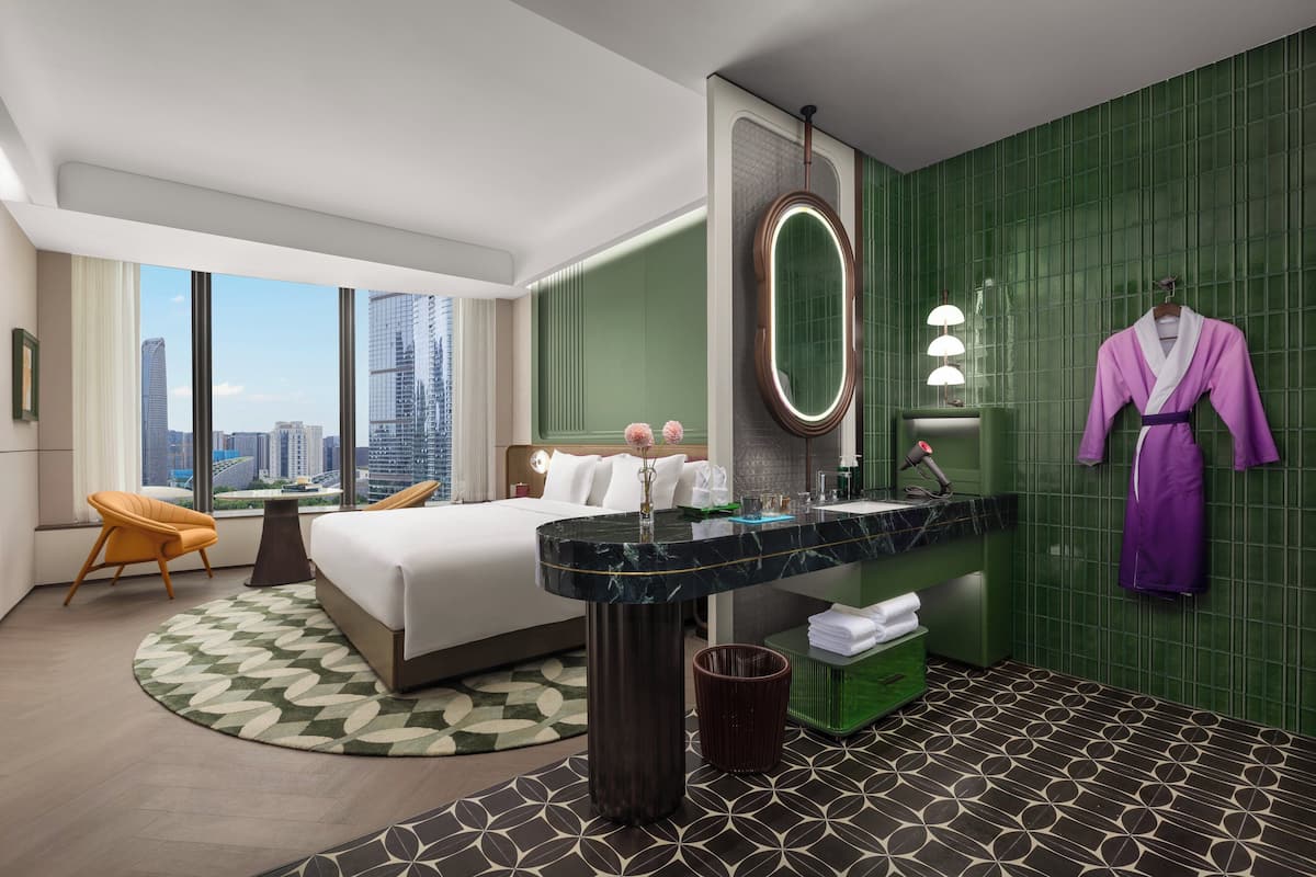 Premium bedding, Select Comfort beds, free minibar, in-room safe