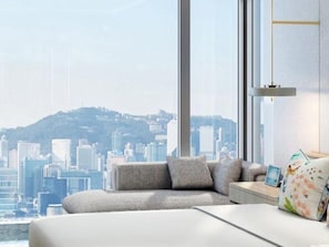 Hypo-allergenic bedding, minibar, in-room safe, desk