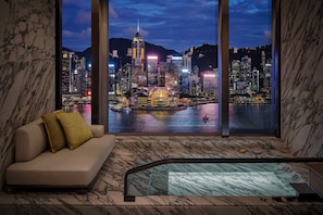 1 King Premium Victoria Harbour View Plunge bath | Roupas de cama antialérgicas, frigobar, cofres nos quartos, escrivaninha