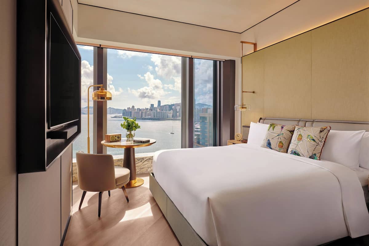 Hypo-allergenic bedding, minibar, in-room safe, desk