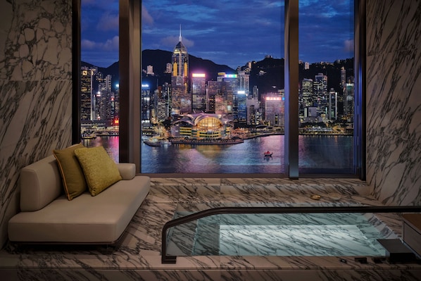 1 King Premium Victoria Harbour View Plunge bath | Hypo-allergenic bedding, minibar, in-room safe, desk - Kimpton Tsim Sha Tsui Hong Kong by IHG (Kowloon)
