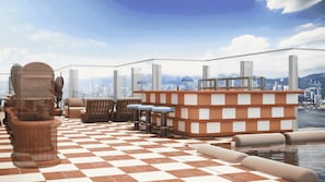 Lobby lounge, ocean views, open daily