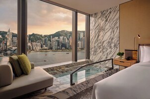 1 King Premium Victoria Harbour View Plunge bath | Hypo-allergenic bedding, minibar, in-room safe, desk