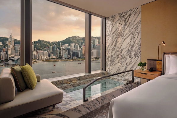 1 King Premium Victoria Harbour View Plunge bath | Hypo-allergenic bedding, minibar, in-room safe, desk - Kimpton Tsim Sha Tsui Hong Kong by IHG (Kowloon)