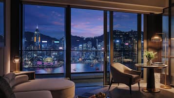 Kimpton Harbour Suite with Balcony | 防敏寢具、迷你吧、房內夾萬、書桌