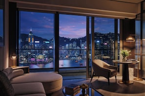 Kimpton Harbour Suite with Balcony | Roupas de cama antialérgicas, frigobar, cofres nos quartos, escrivaninha