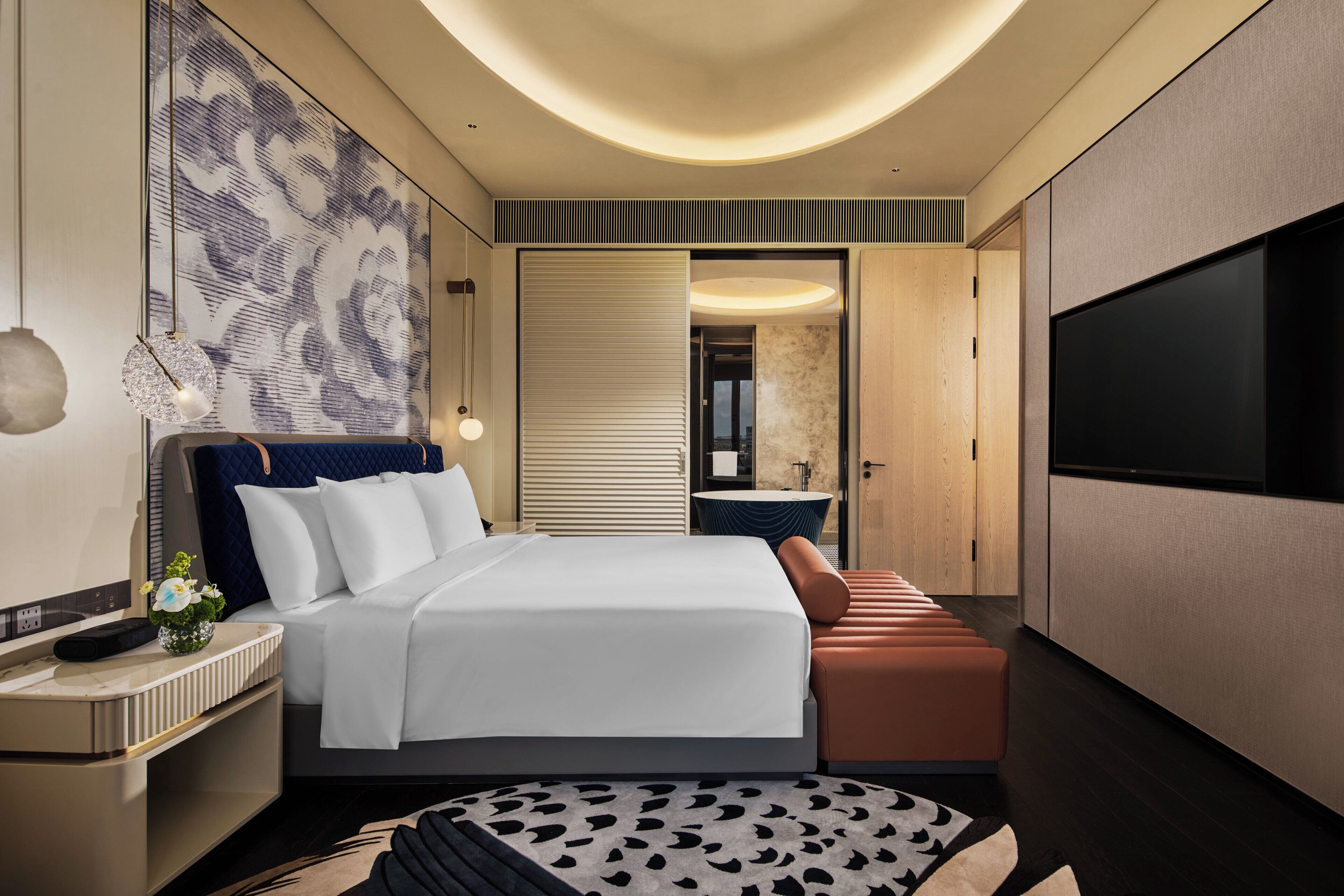 Minibar, caja de seguridad en la habitación y escritorio 