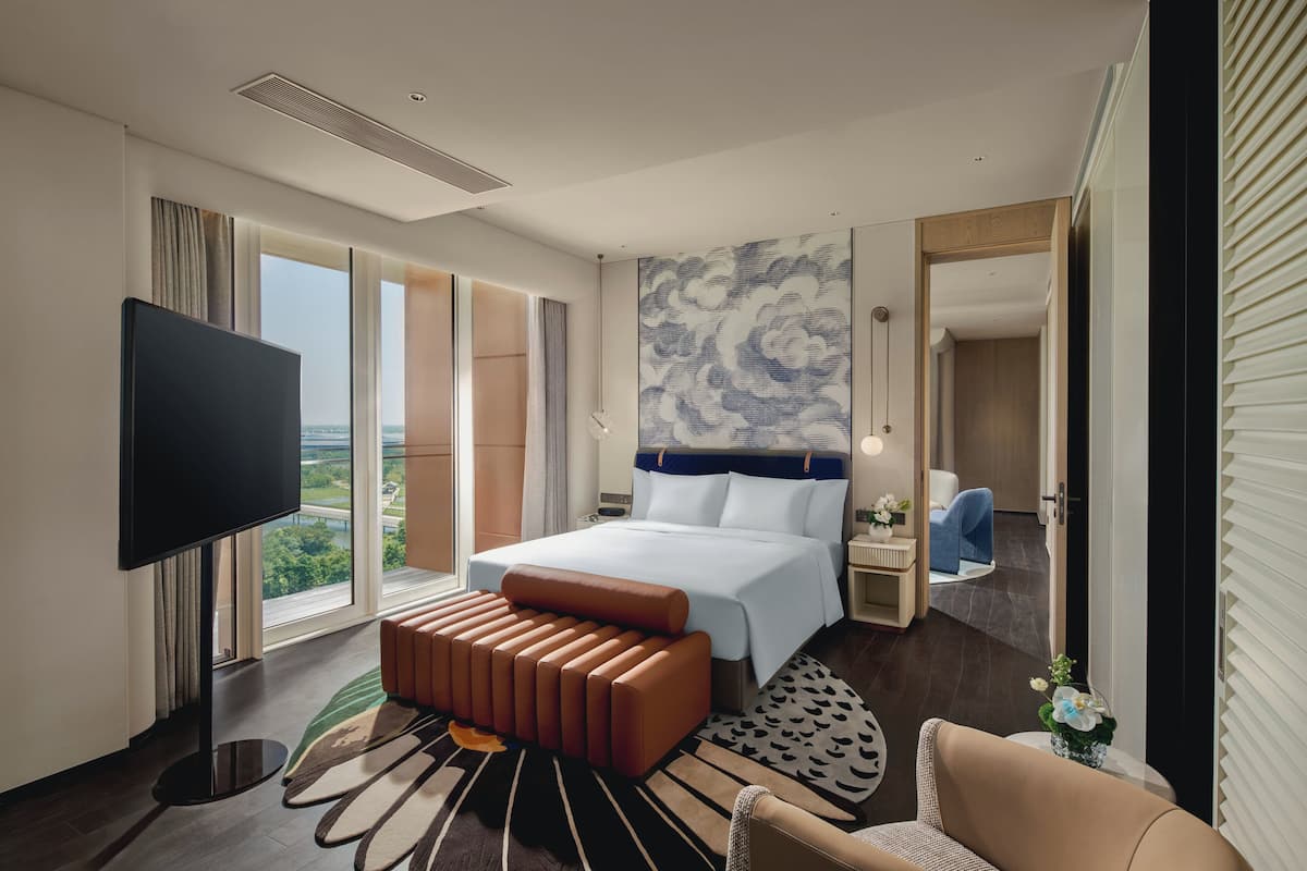 Suite, 1 Bedroom, Lake View | Minibar, in-room safe, blackout drapes, free cribs/infant beds